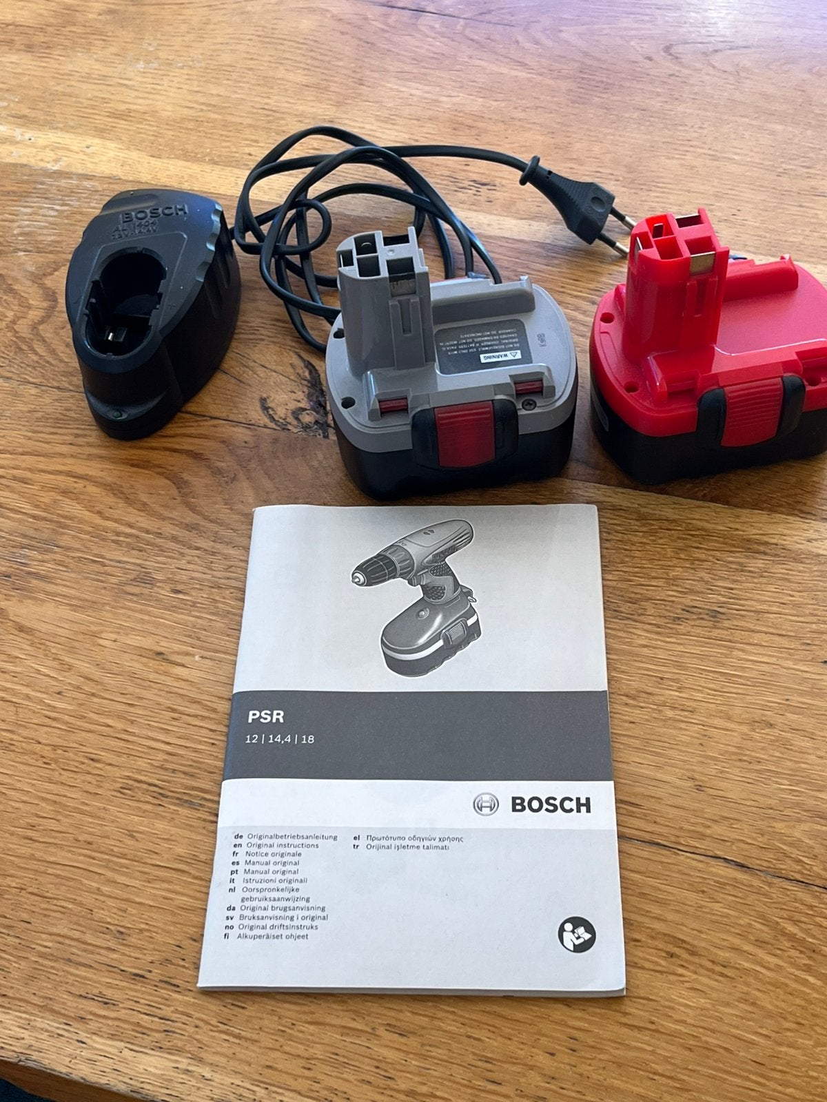 2 x Bosch accu’s + oplader 14,4 Volt, Ophalen, Gebruikt, Minder dan 400 watt, Boor- en Schroefmachine