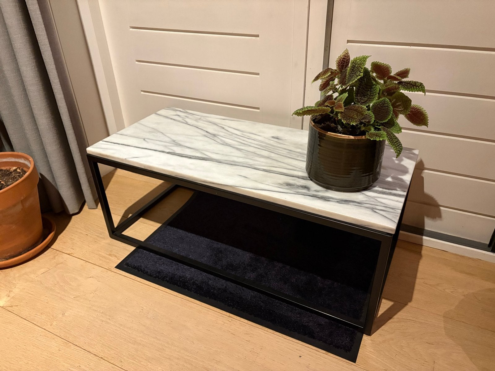 Salontafel met marmeren blad en metalen frame, Ophalen, Minder dan 50 cm, Zo goed als nieuw, Metaal