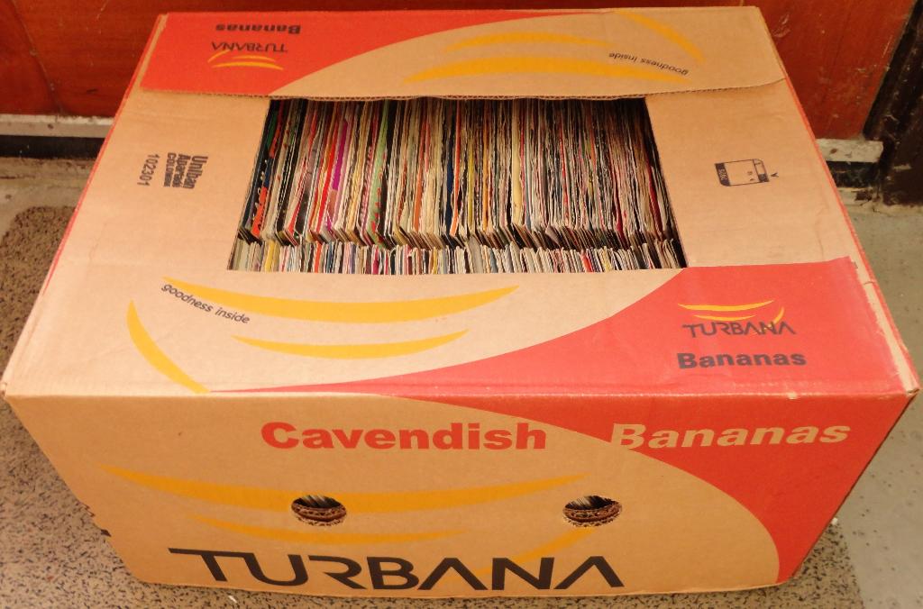 Bananendoos vol met singles, Gebruikt, 7 inch, Single, Ophalen of Verzenden