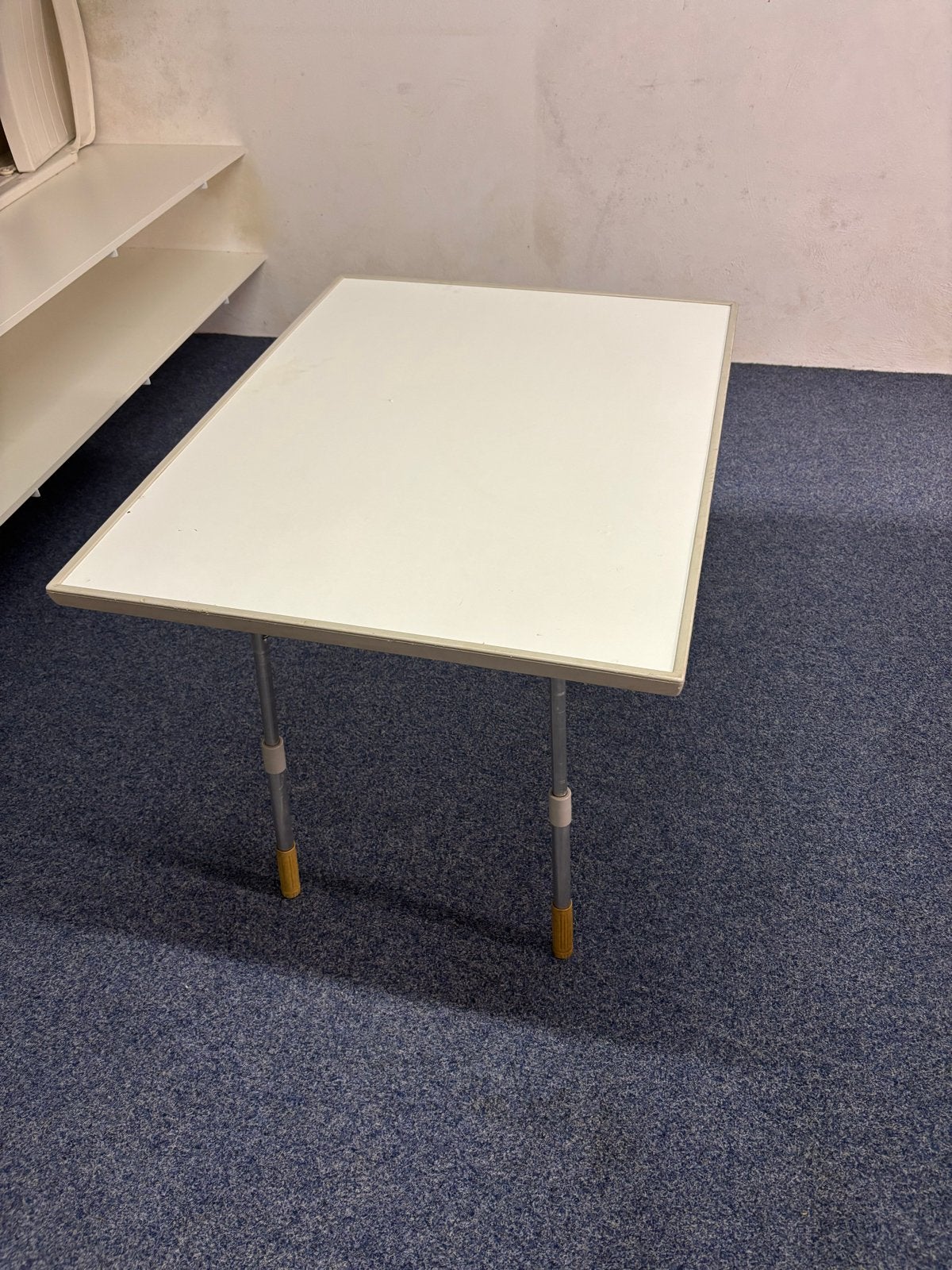 Inklapbaar tafeltje in hoogte verstelbaar., Ophalen, Kunststof, Gebruikt, Tot twee personen