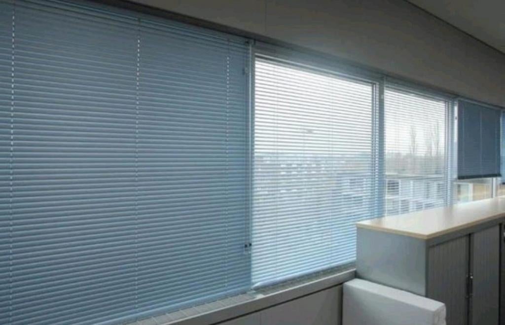 22x Luxaflex, 119B x 130H, zacht blauw met zilveren glans., 100 tot 150 cm, Blauw, 100 tot 150 cm, Ophalen of Verzenden