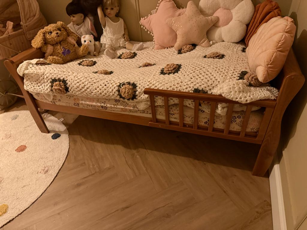 Kinderbedje met zijhekje - Zo goed als nieuw, Kinderen en Baby's, Kinderkamer | Bedden, Gebruikt, 70 tot 85 cm, Lattenbodem, 140 tot 160 cm