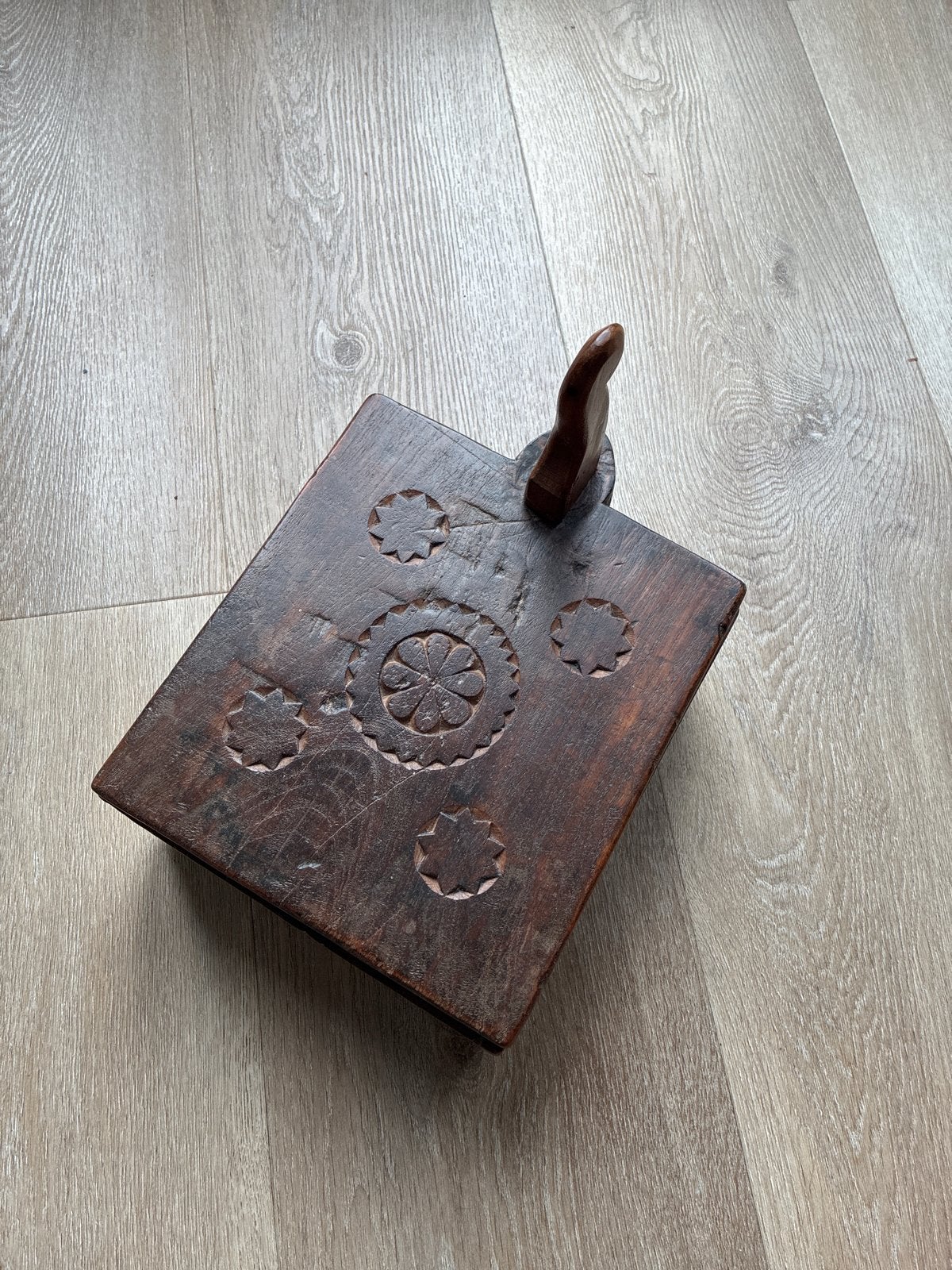 Antieke handgesneden houten doos met decoratie, Ophalen of Verzenden