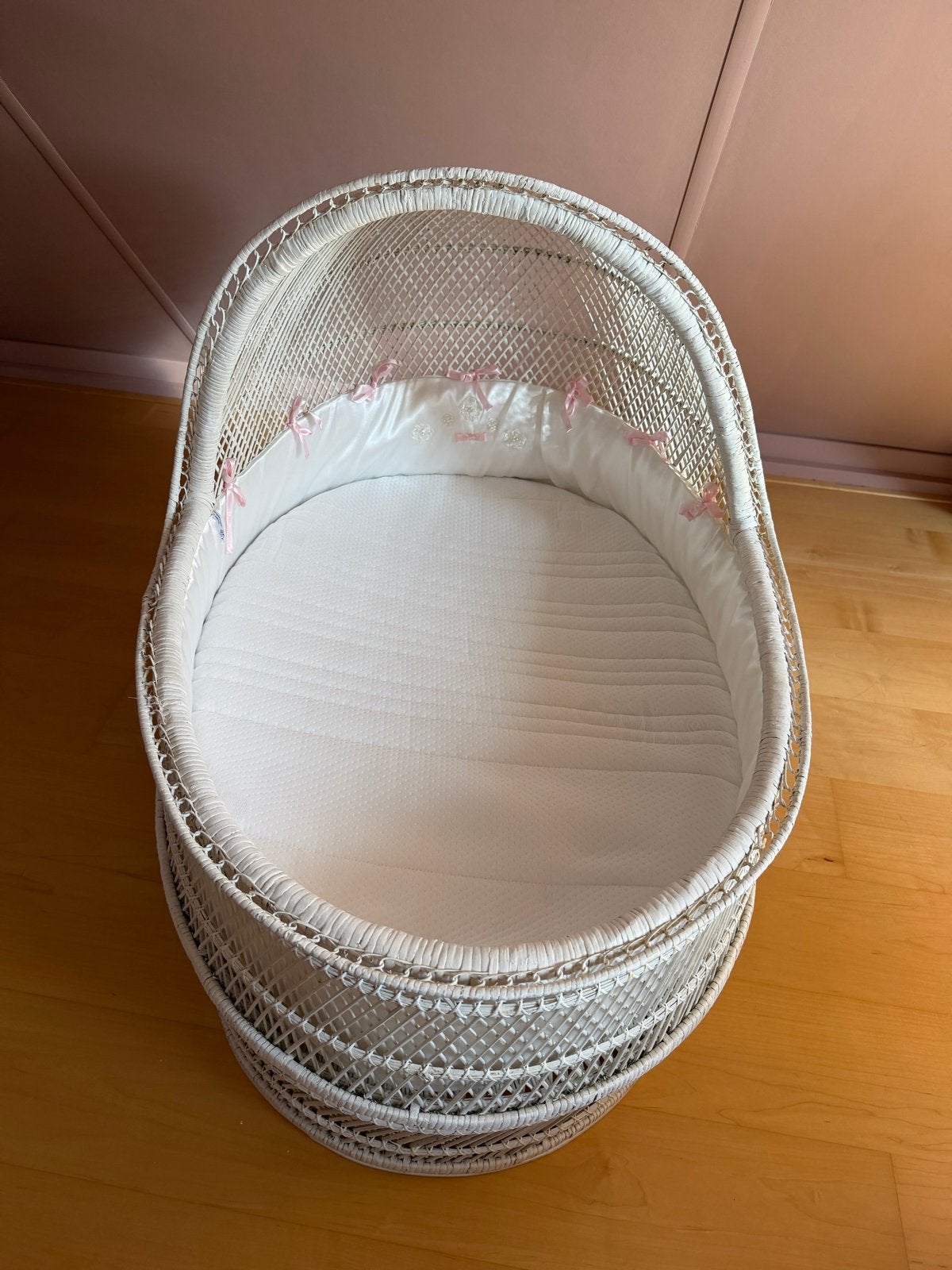 GRATIS Witte rieten wieg met matrasje en bekleding, Kinderen en Baby's, Ophalen, Gebruikt, Wieg