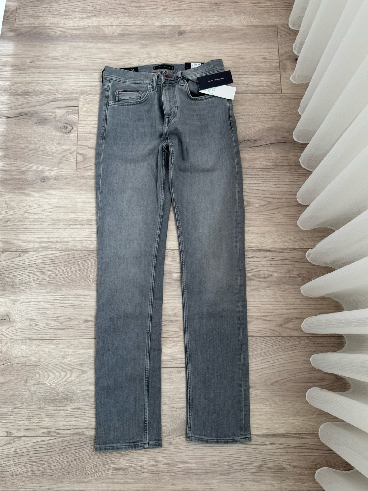Tommy Hilfiger broek NIEUW met prijskaartje, Ophalen of Verzenden, Nieuw, Overige maten, Grijs