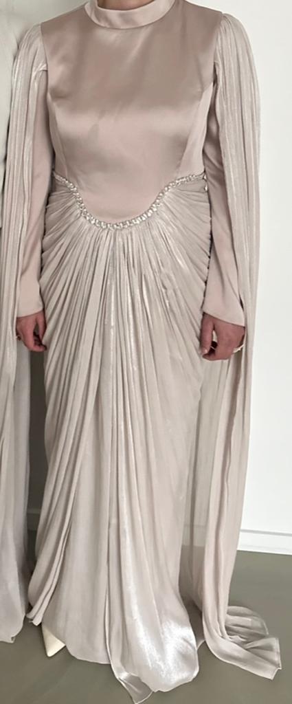 Zeer mooi feestjurk zgan beige kleur 1 keer gedragen, Kleding | Dames, Gelegenheidskleding, Galajurk, Beige, Maat 46/48 (XL) of groter