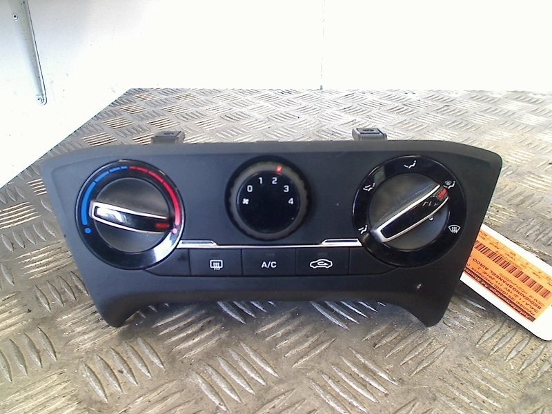 Bedieningspaneel Airco Hyundai i20 (GBB) 2015 HC01JH20070, Hyundai Motor Deutschland GmbH, Gebruikt, Hyundai, Kaiserleipromenade 5, Offenbach am Main 63067, , Duitsland