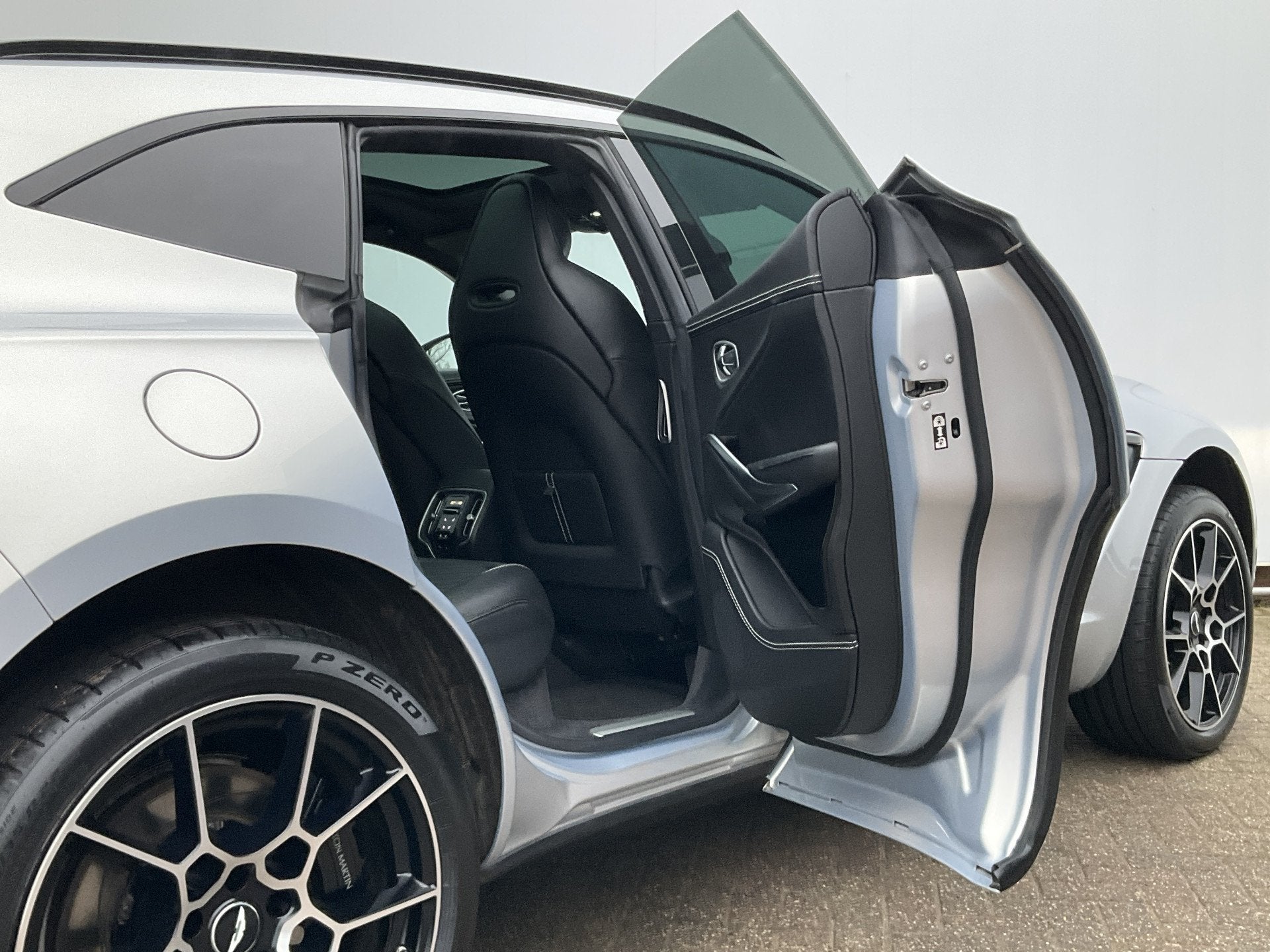 Foto 37 van Aston Martin Dbx 4.0 V8 360 Memory Stoelverw/koeling Sfeer