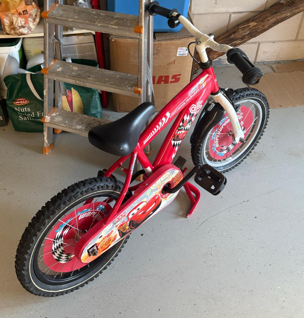 Kinderfiets met zijwieltjes - Cars thema, Terugtraprem, Zijwieltjes, Ophalen of Verzenden, 16 tot 20 inch