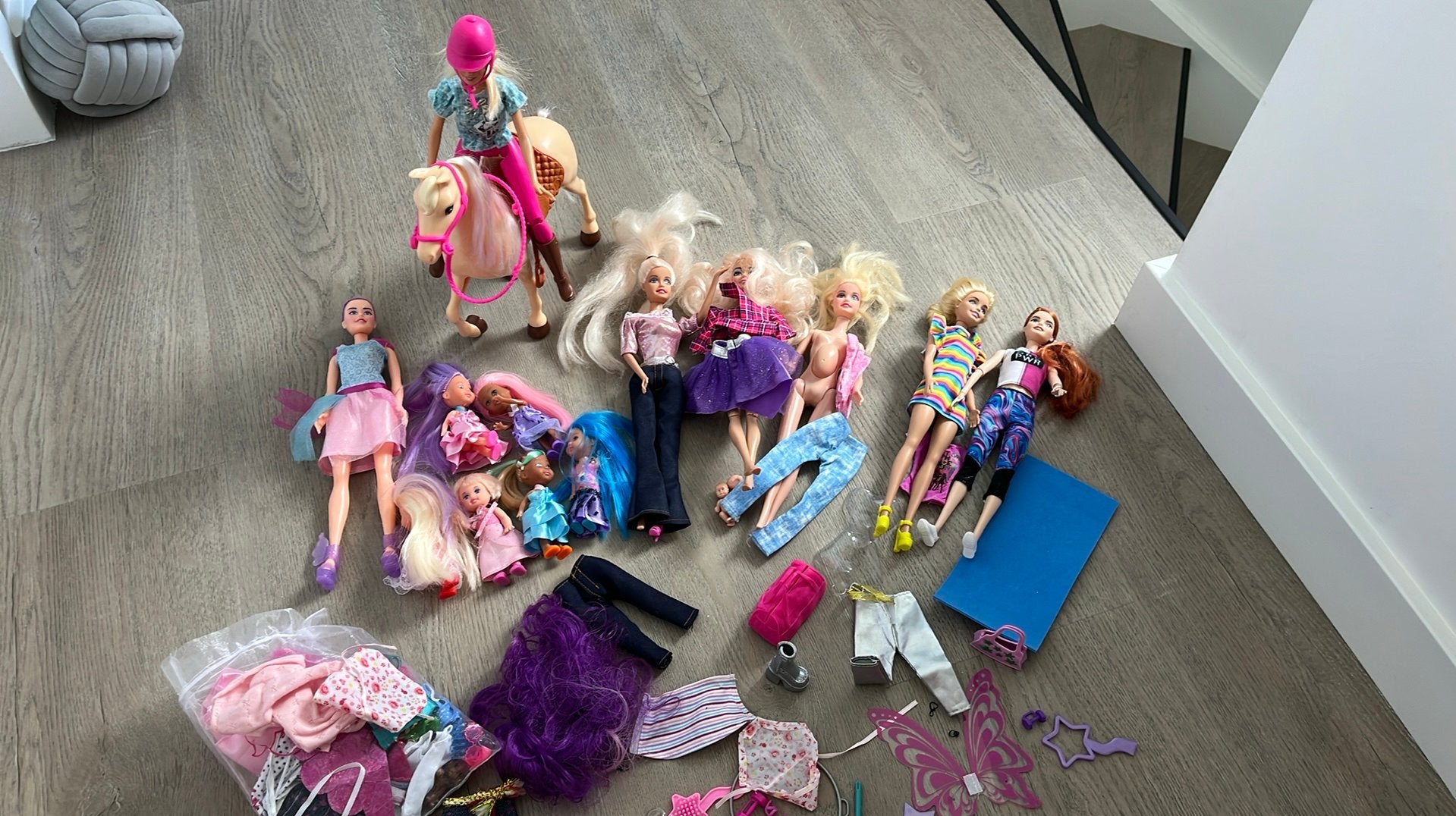 3 Barbies + andere poppen - Barbie paard, Ophalen of Verzenden, Zo goed als nieuw, Barbie