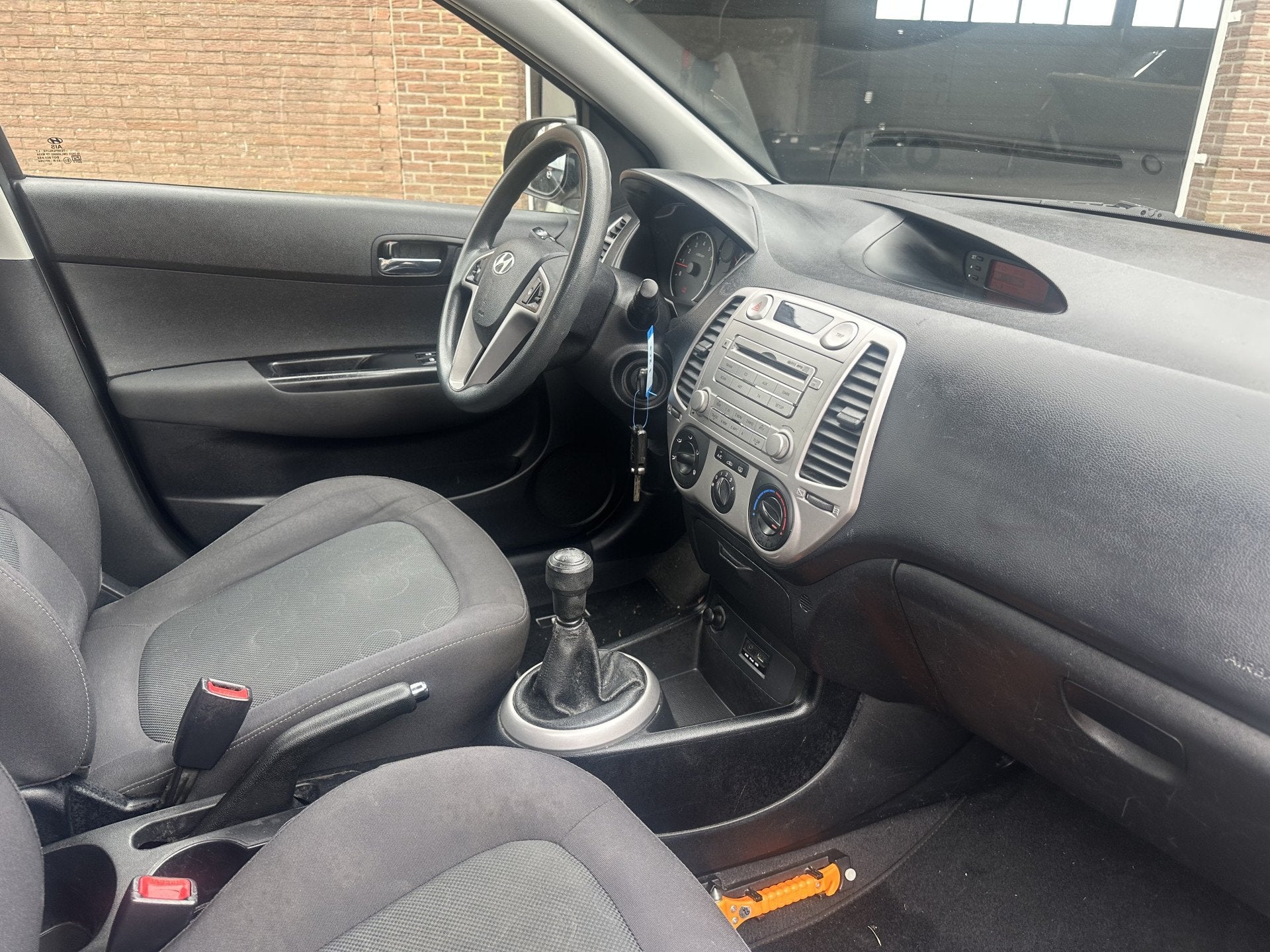 Hyundai i20 1.2i DynamicVersion 5-drs Airco APK Keurige auto, Auto's, Gebruikt, 4 cilinders, Zwart, Origineel Nederlands