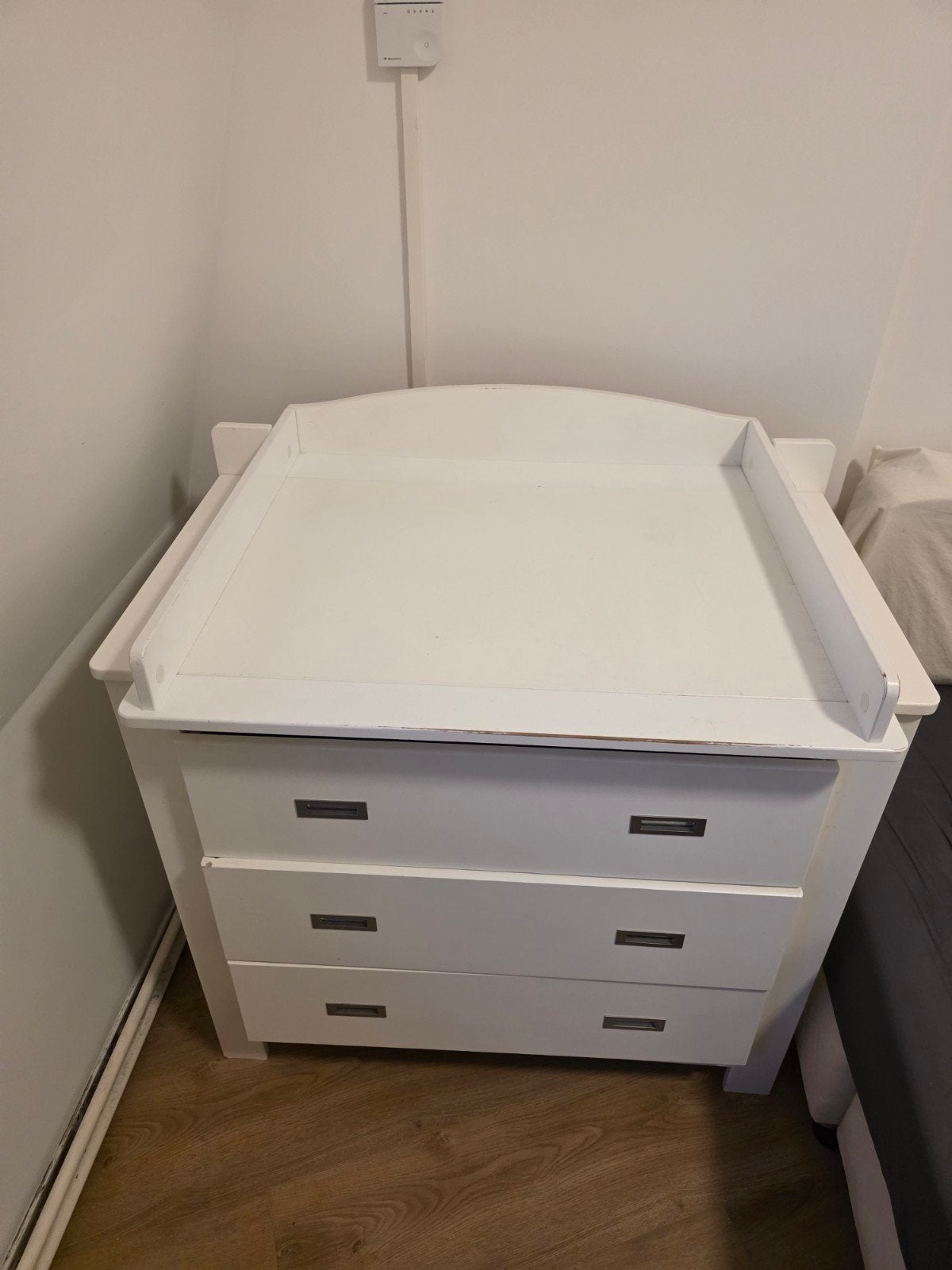 Witte commode met 3 lades en opstaande rand, Ophalen