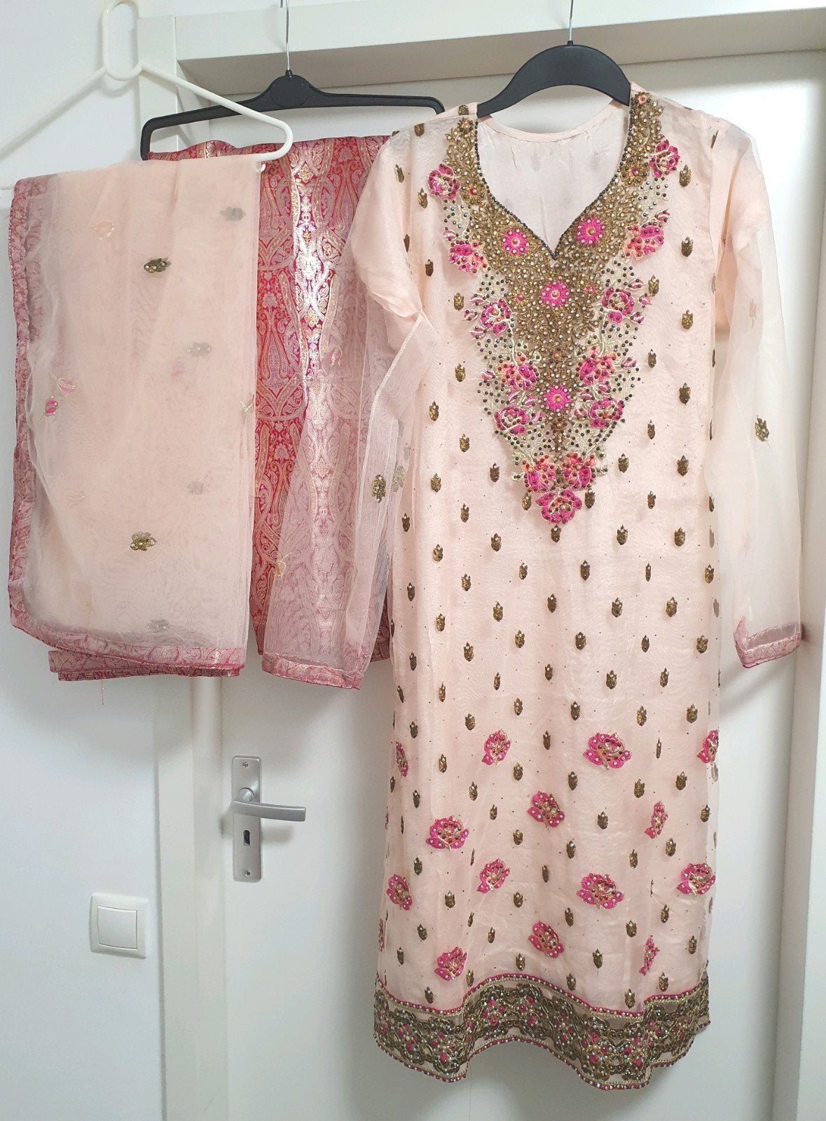 Nieuw Indiase/Pakistaanse 3 delige kameez broek dupetta, Nieuw, Ophalen of Verzenden, Onbekend, Roze