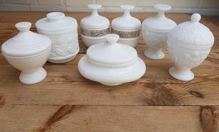 Diverse wit opaline potjes, o.a. van AVON, Ophalen of Verzenden