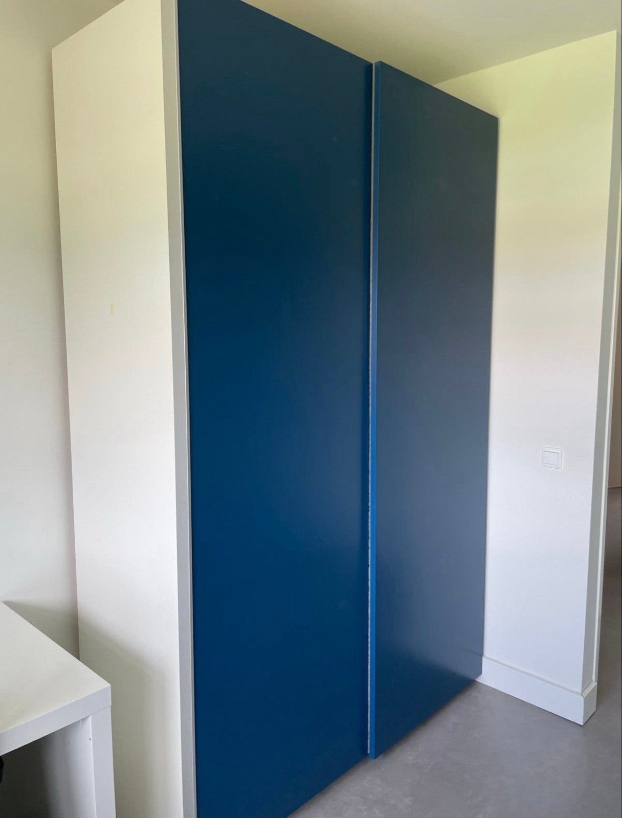 Moderne kledingkast met blauwe deuren