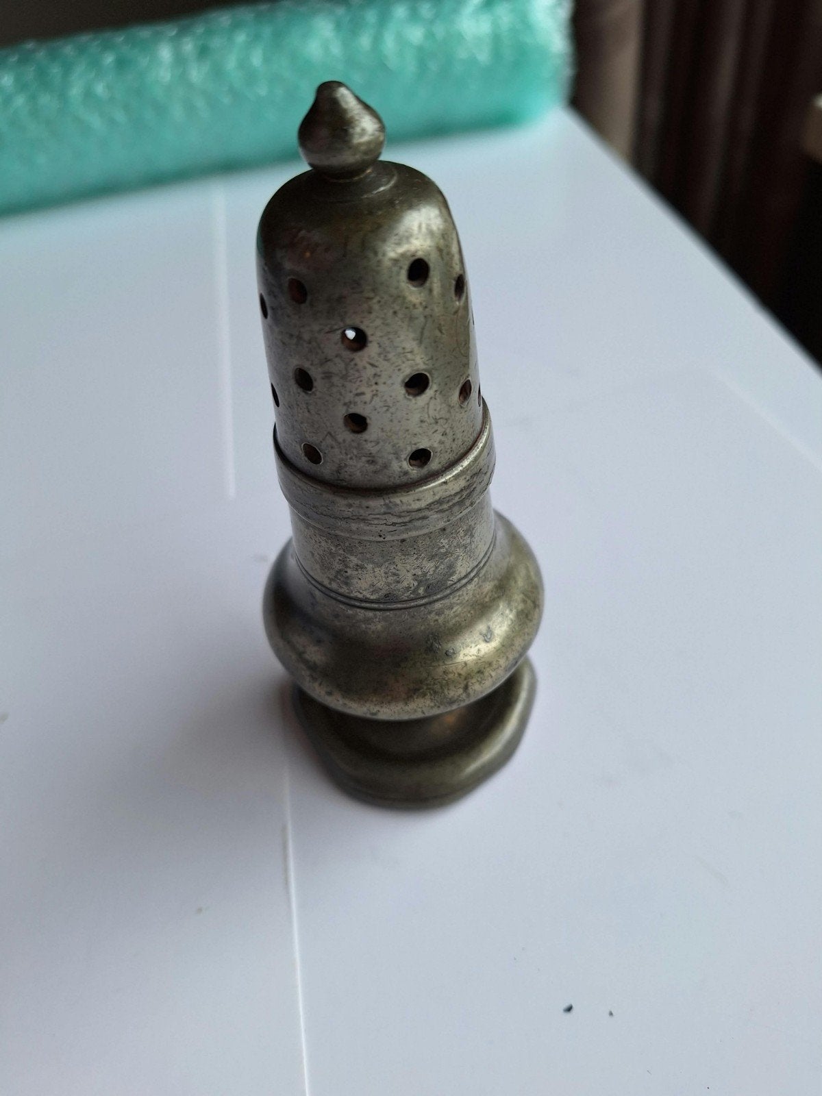 Antieke metalen suikerstrooier, Ophalen