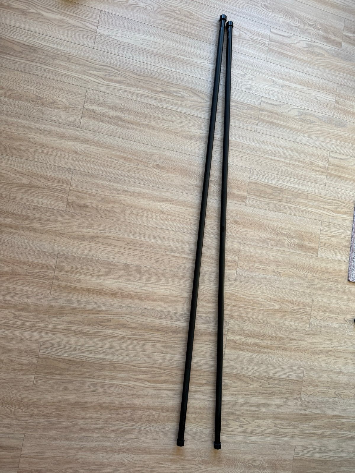 2x IKEA Hugad Gordijnroede Zwart Uitschuifbaar 210-385 cm, Huis en Inrichting, Ophalen, Gebruikt, Zwart, Metaal