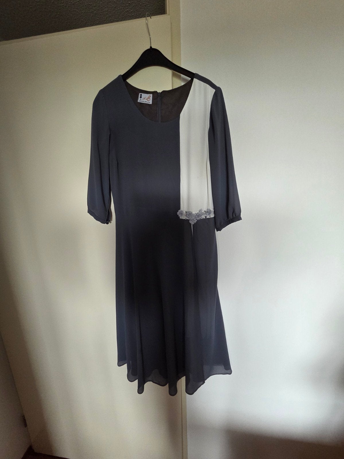 Jurk, Kleding | Dames, Jurken, Maat 38/40 (M), Ophalen of Verzenden, Zo goed als nieuw, Grijs