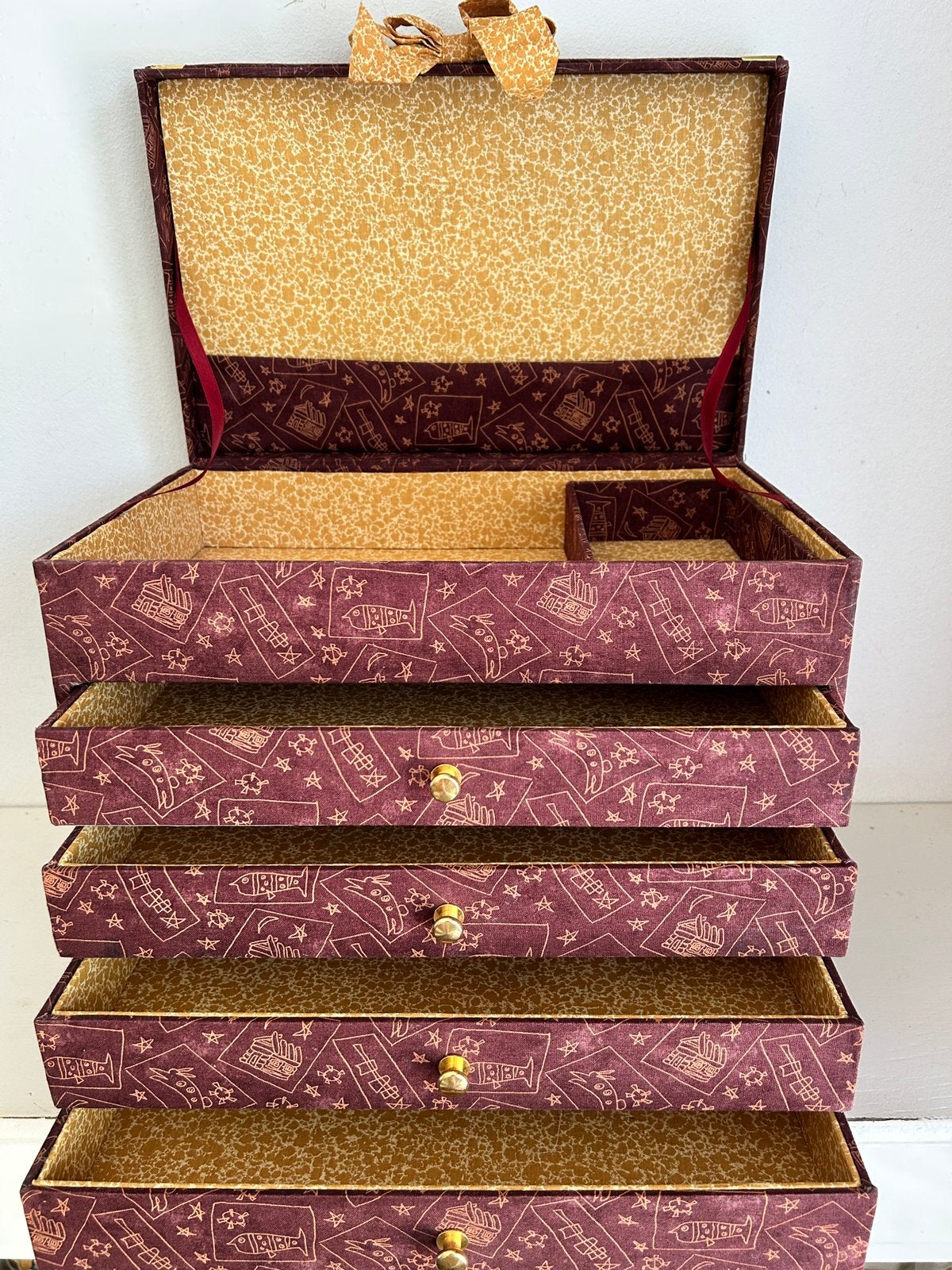 Grote vintage textiel stoffen sieradendoos ladenkast 33 cm, Ophalen