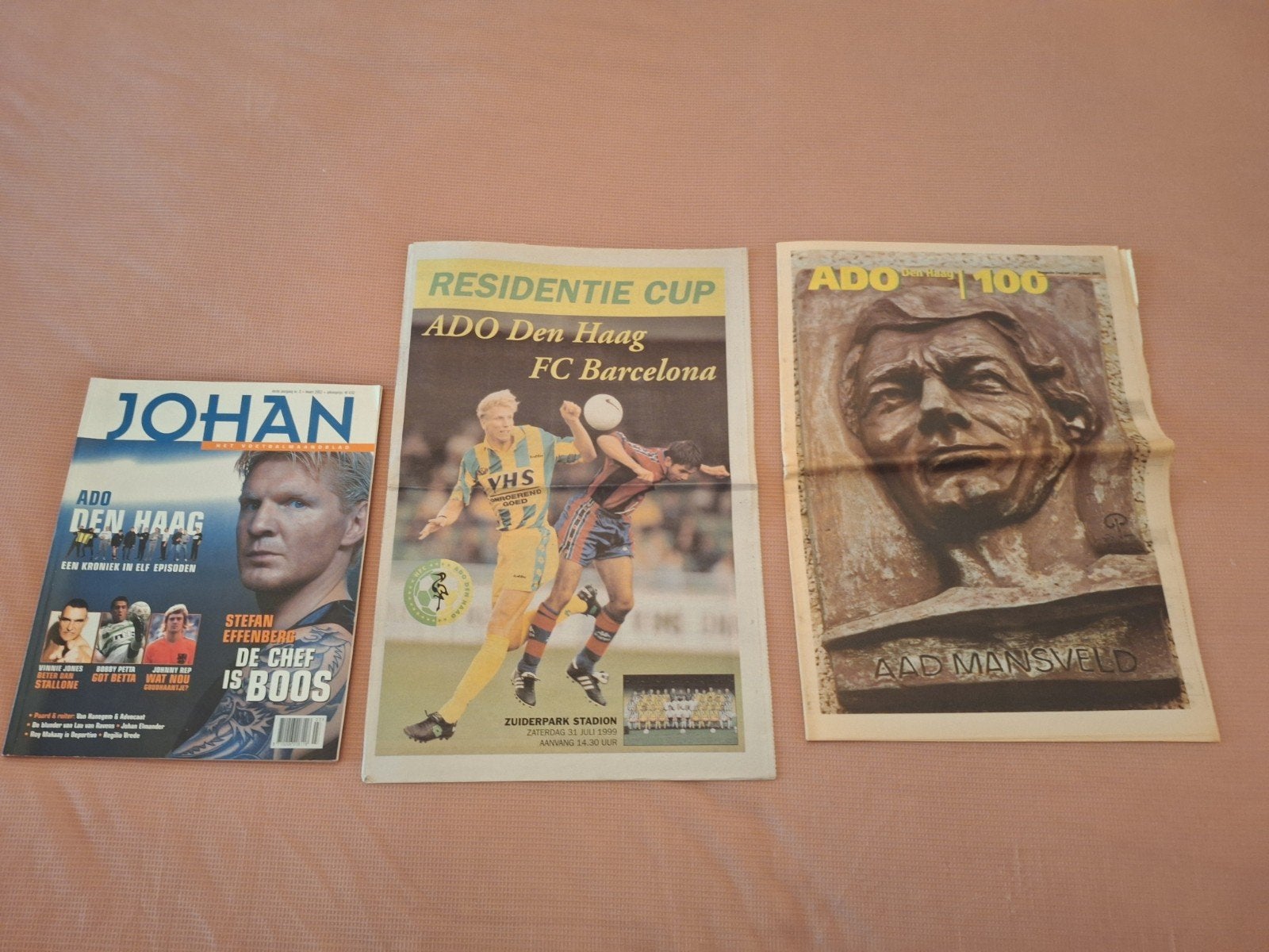 Voetbalmaandblad Johan over Ado Den Haag + krant Ado nieuws, Ophalen of Verzenden