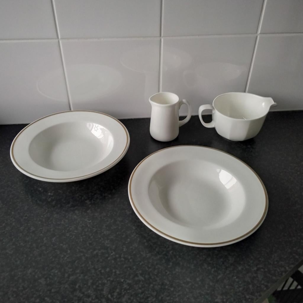 Metallised Wedgwood:2 diepe borden, sauskom+2 melkkannetjes, Ophalen of Verzenden, Zo goed als nieuw, Bord(en), Wedgwood