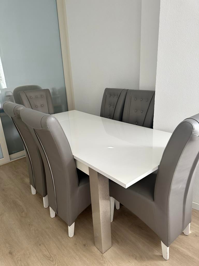 Witte hoogglans eettafel (uitschuifbaar) met 6 luxe stoelen, Ophalen of Verzenden, Zo goed als nieuw, 4 tot 6 stoelen