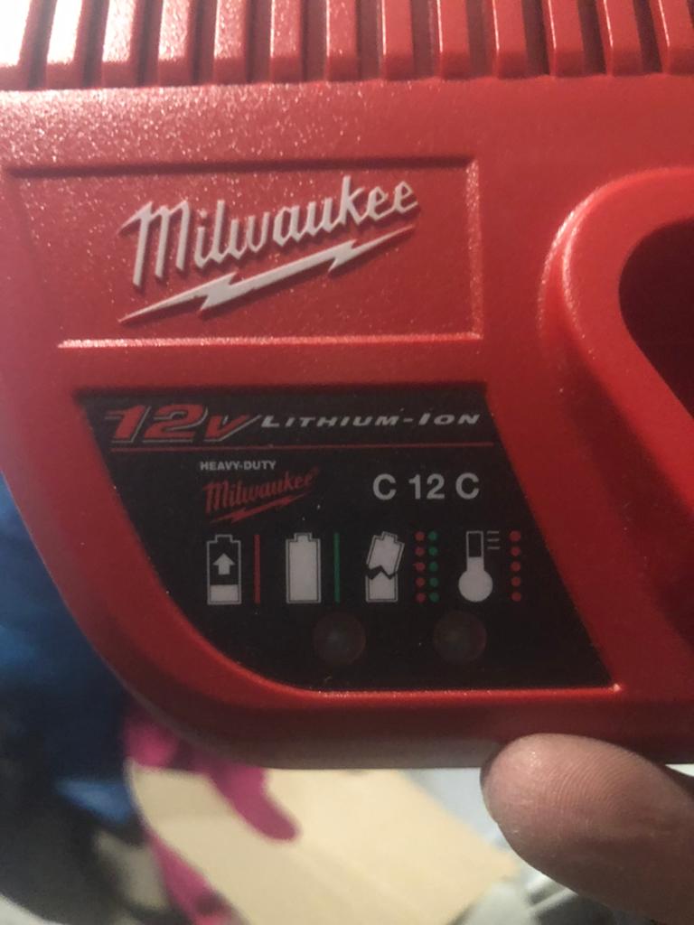 Milwaukee oplader, Ophalen of Verzenden, Zo goed als nieuw