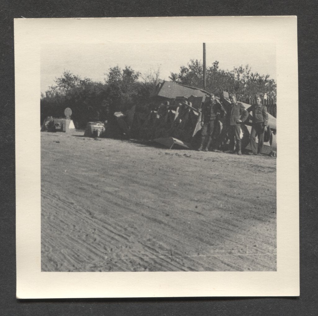 Duitse soldaten bij vernietigde Russische tanks met afgescho, Verzamelen, Verzenden, Landmacht, Duitsland, Foto of Poster
