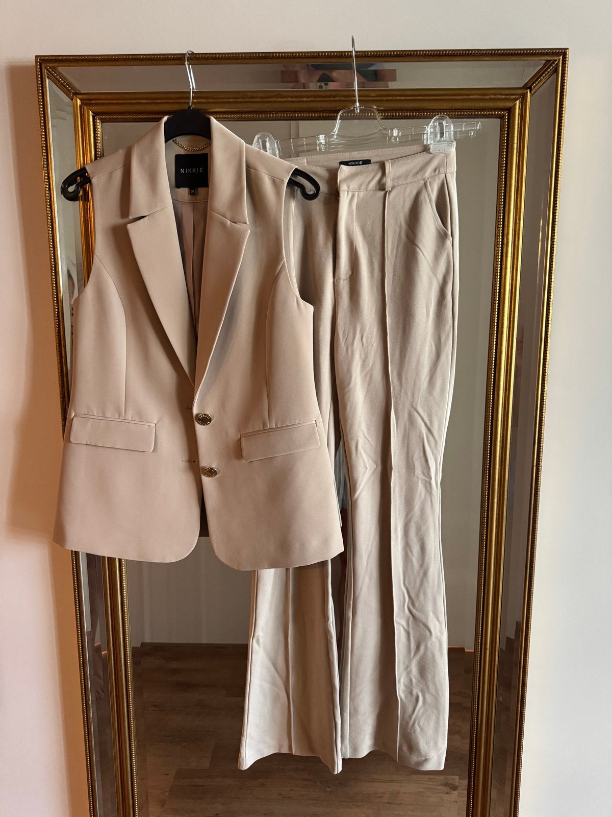 Nikkie pak maat S, zo goed als nieuw, Kostuum of Pak, Beige, Ophalen of Verzenden, Zo goed als nieuw