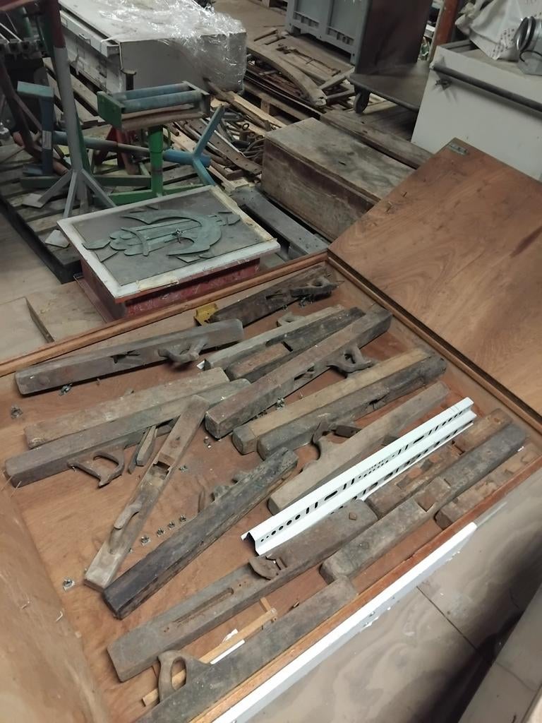 Kast met allerlei antieke schaven - houten schaaf, Ophalen, Gebruikt, ., .