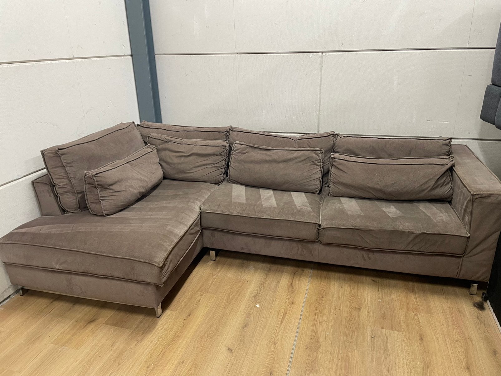 Mooie luxe suede velvet taupe hoekbank - GEREINIGD!!!