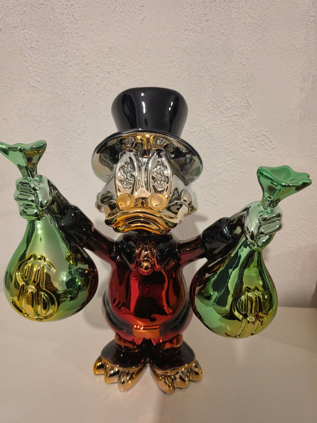 Nieuw beeld Dagobert Duck met geldzakken - 42 cm hoog, Antiek en Kunst, Overige onderwerpen, Kunststof, Ophalen of Verzenden, 20 - 50 cm