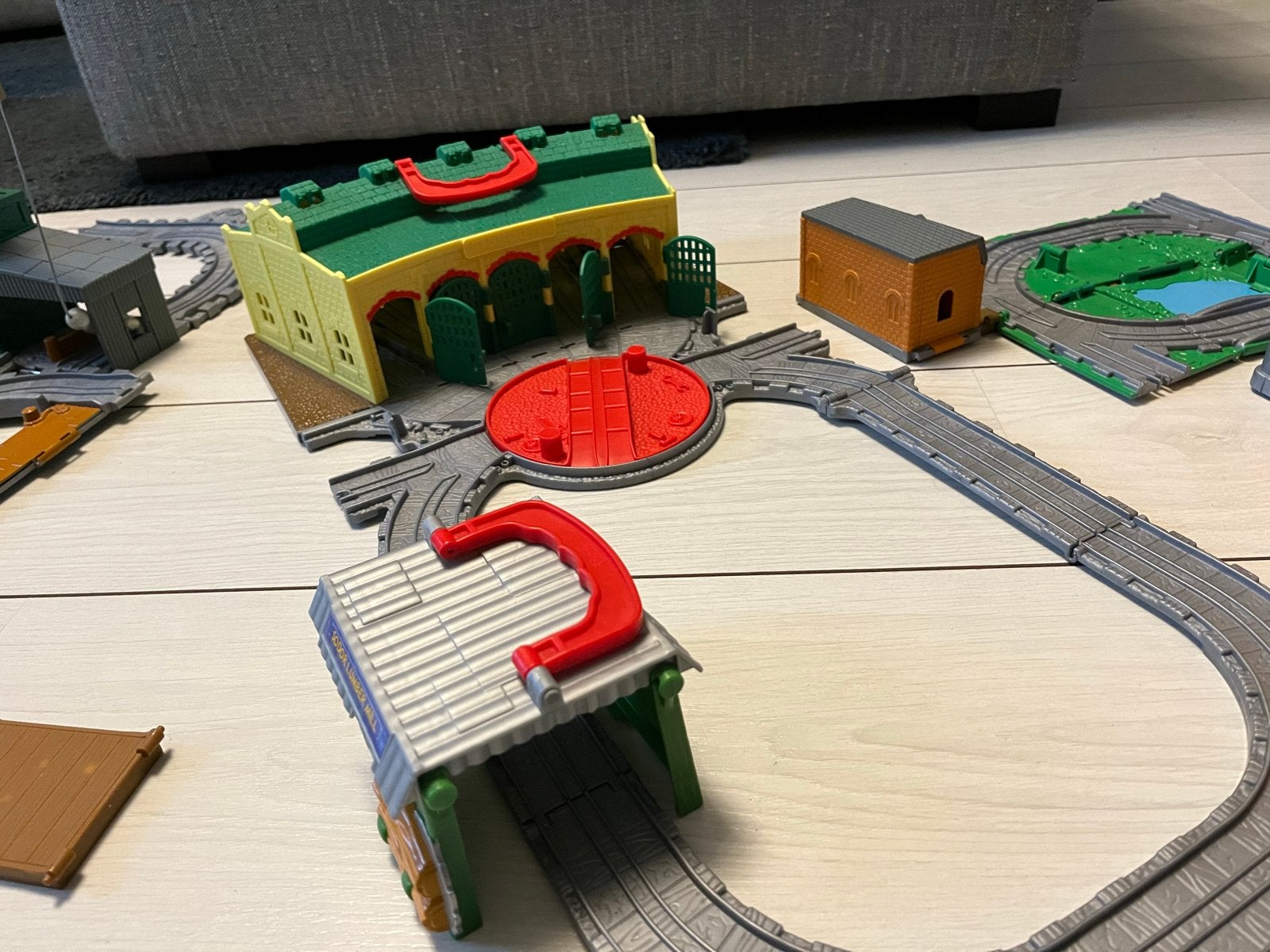 Grote set Thomas de Trein met rails, gebouwen en locomotieve, Ophalen, Gebruikt