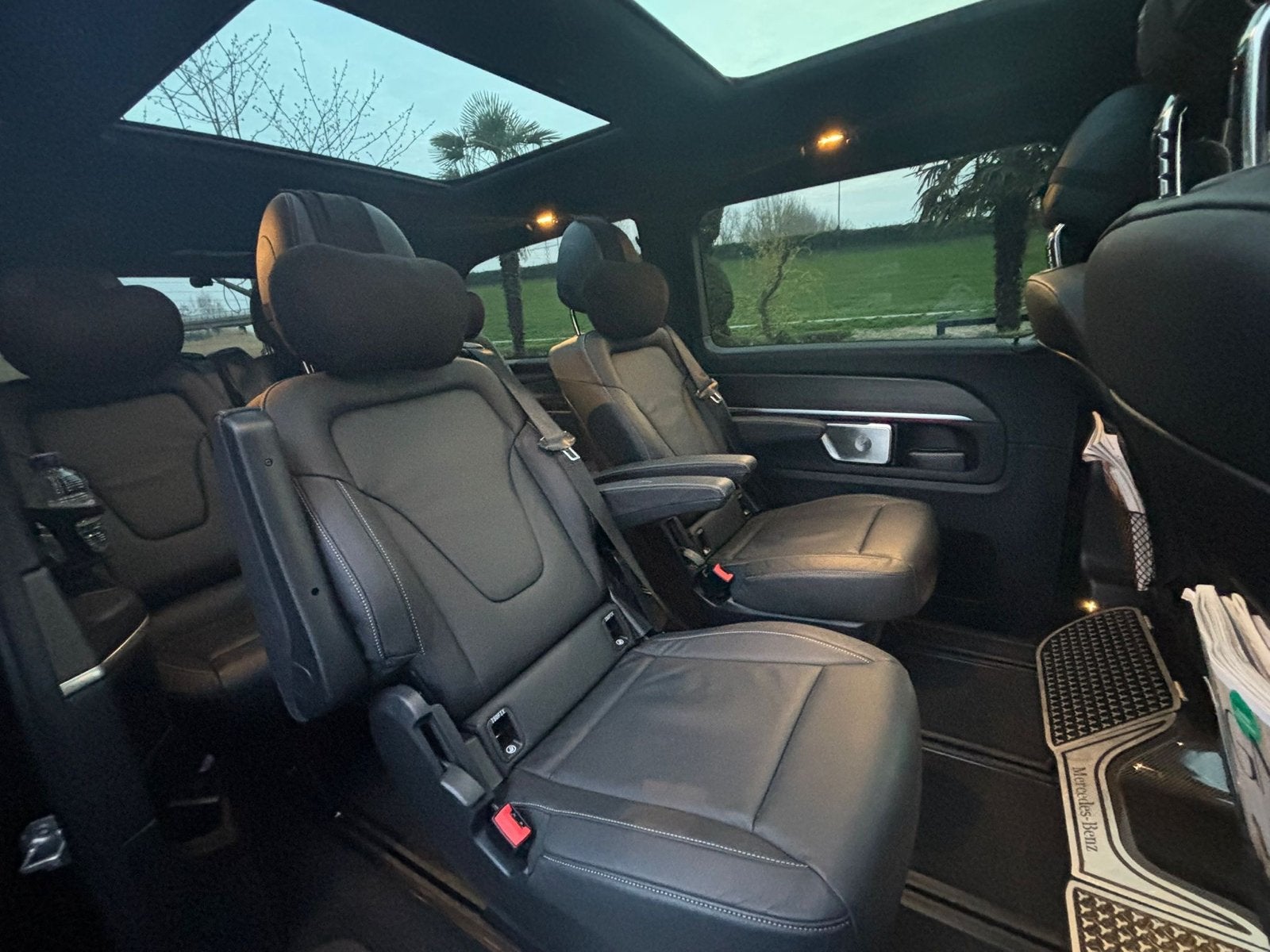 2 Captainchairs zwart leer Mercedes V-klasse/EQV (W447/W448), Ophalen, Gebruikt, Mercedes-Benz