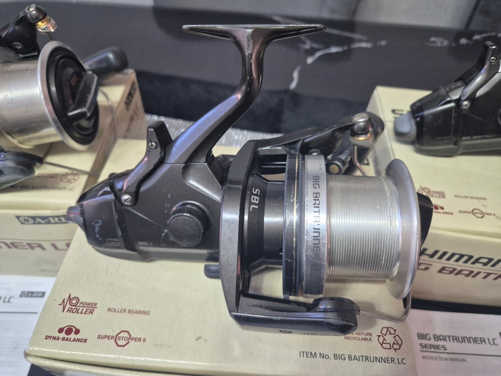 3x Shimano Big Baitrunner LC Molens, Ophalen, Zo goed als nieuw, Molen