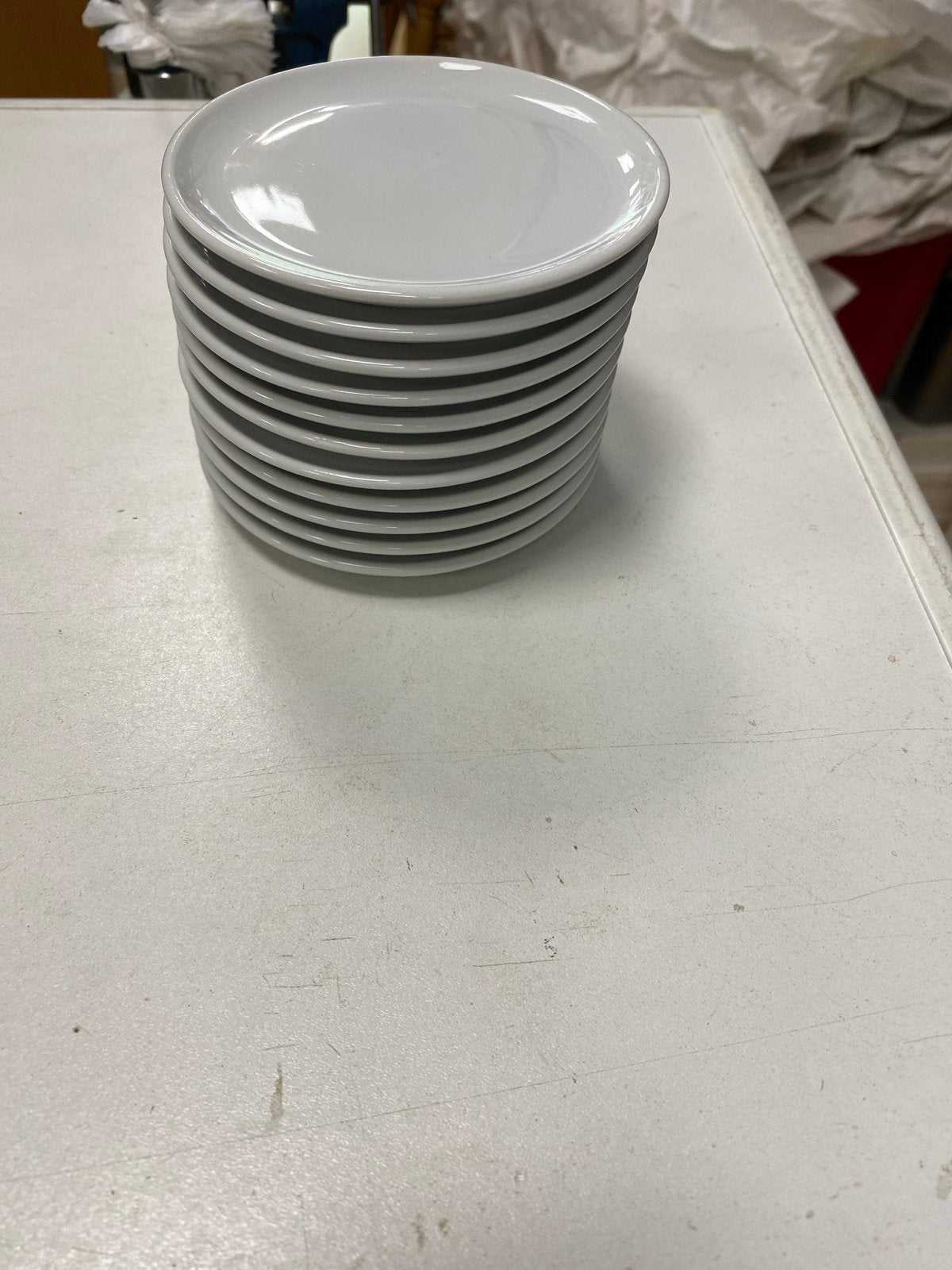 Set van 10 witte schoteltjes, 8 cm diameter, Gebruikt, Keramiek, Ophalen of Verzenden, Modern