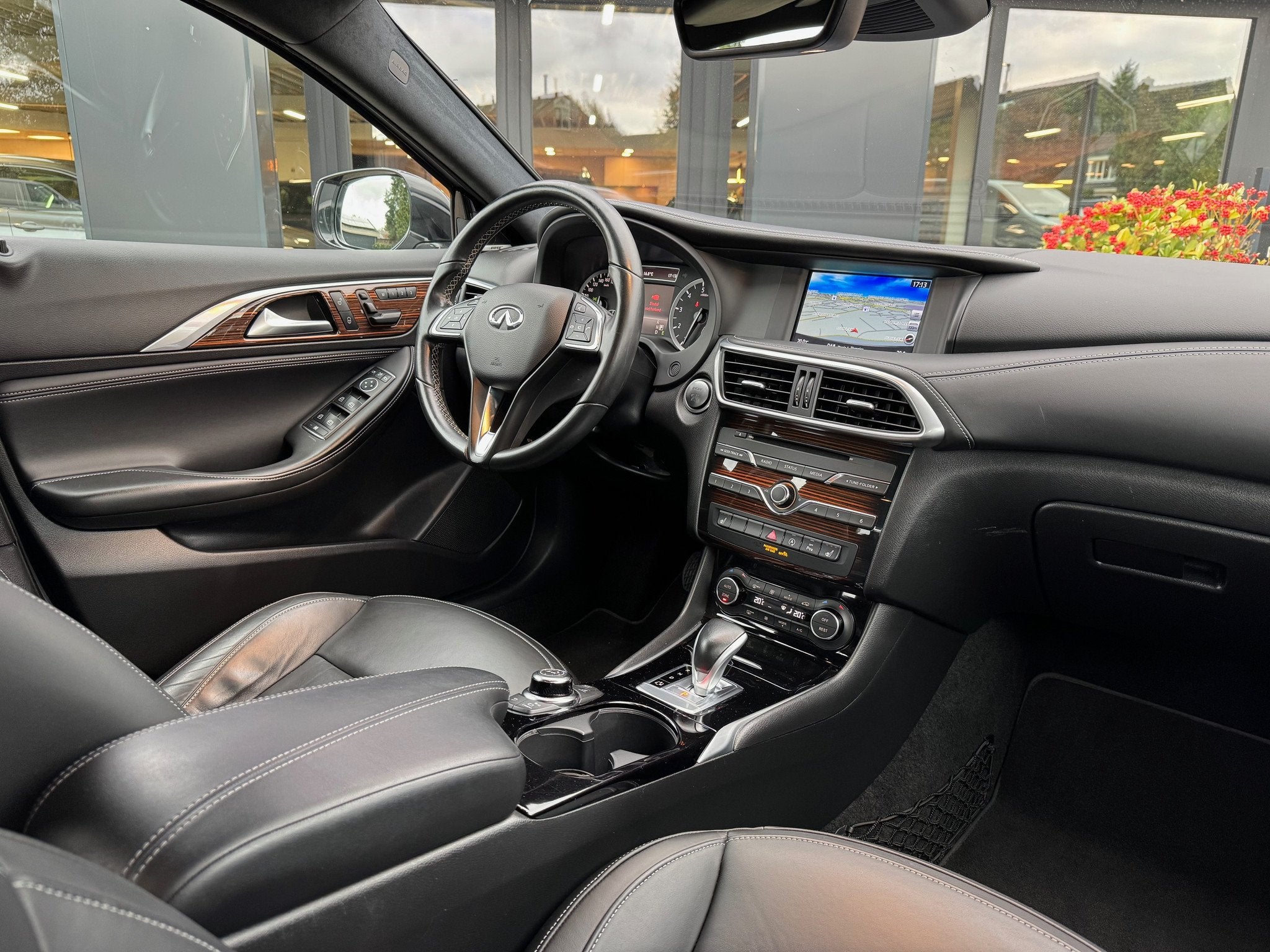 Infiniti Q30 1.6t 115kW Luxe (bj 2016, automaat), Auto's, Automaat, 12 maanden, Gebruikt, Bedrijf