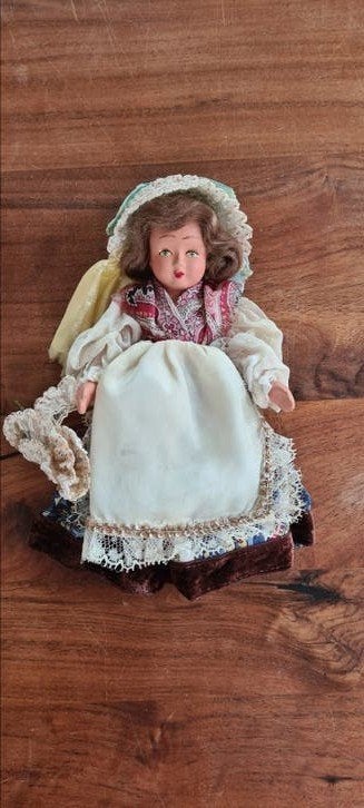 Vintage pop in traditionele klederdracht, Ophalen of Verzenden, Gebruikt, Pop