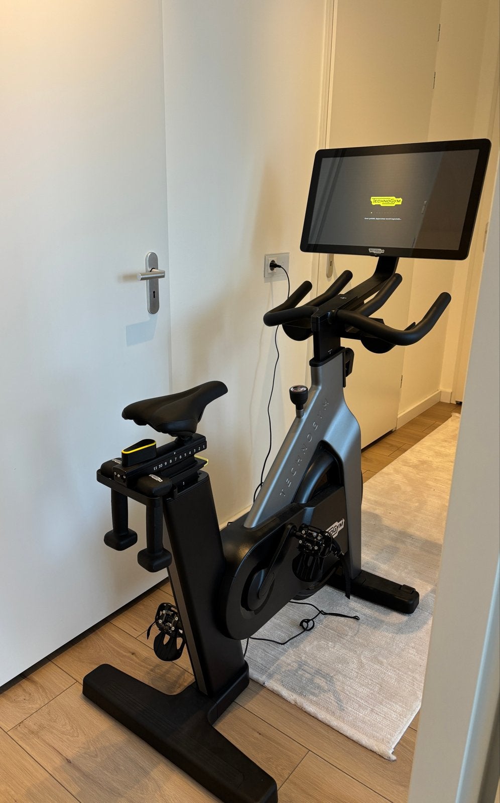 Technogym Bike - Interactieve Upright Bike, Ophalen, Zo goed als nieuw, Metaal, Benen
