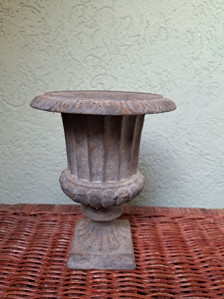 Brocante gietijzeren vaasje urn, Ophalen of Verzenden, Gebruikt