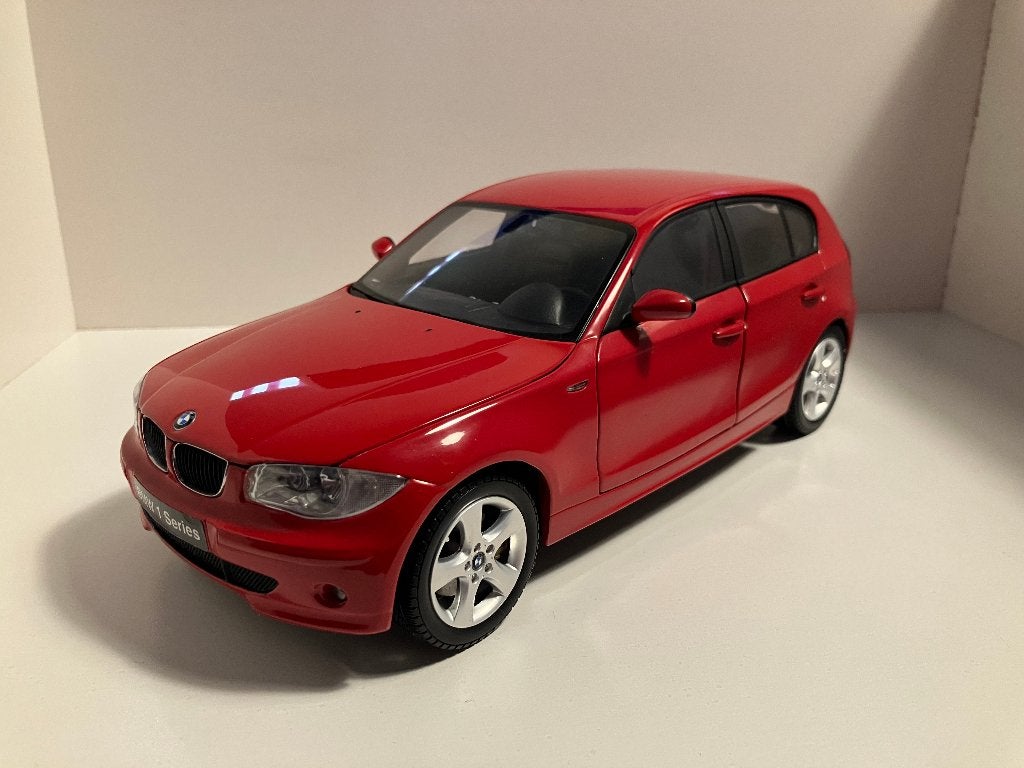 BMW 1 serie 120i 5 deurs  Rood  1/18 Kyosho, Hobby en Vrije tijd, Modelauto's | 1:18, Ophalen of Verzenden, Zo goed als nieuw