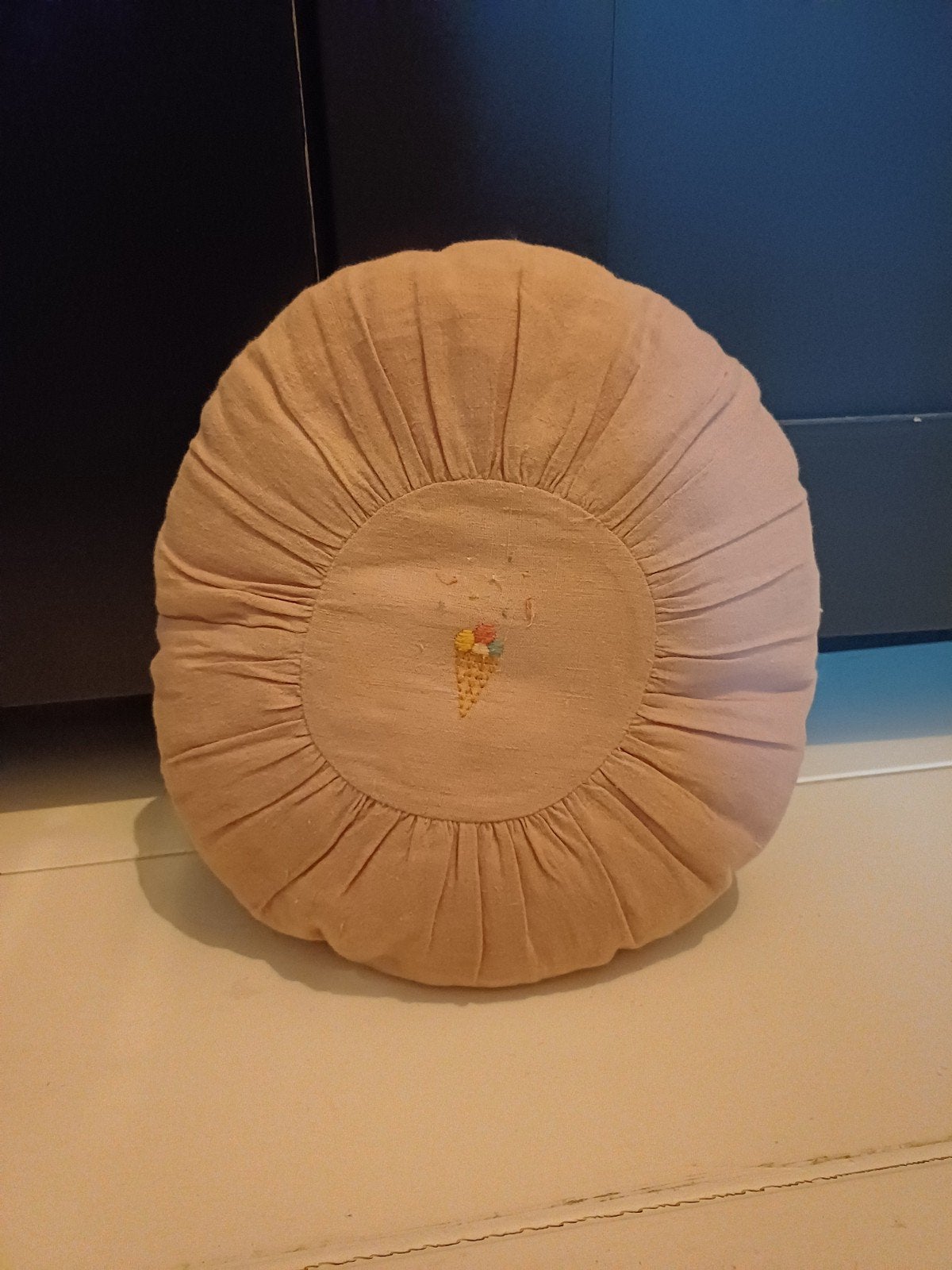 Maileg roze rond kussen met geborduurd ijsje, Overige merken, Gebruikt, Rond, Ophalen of Verzenden