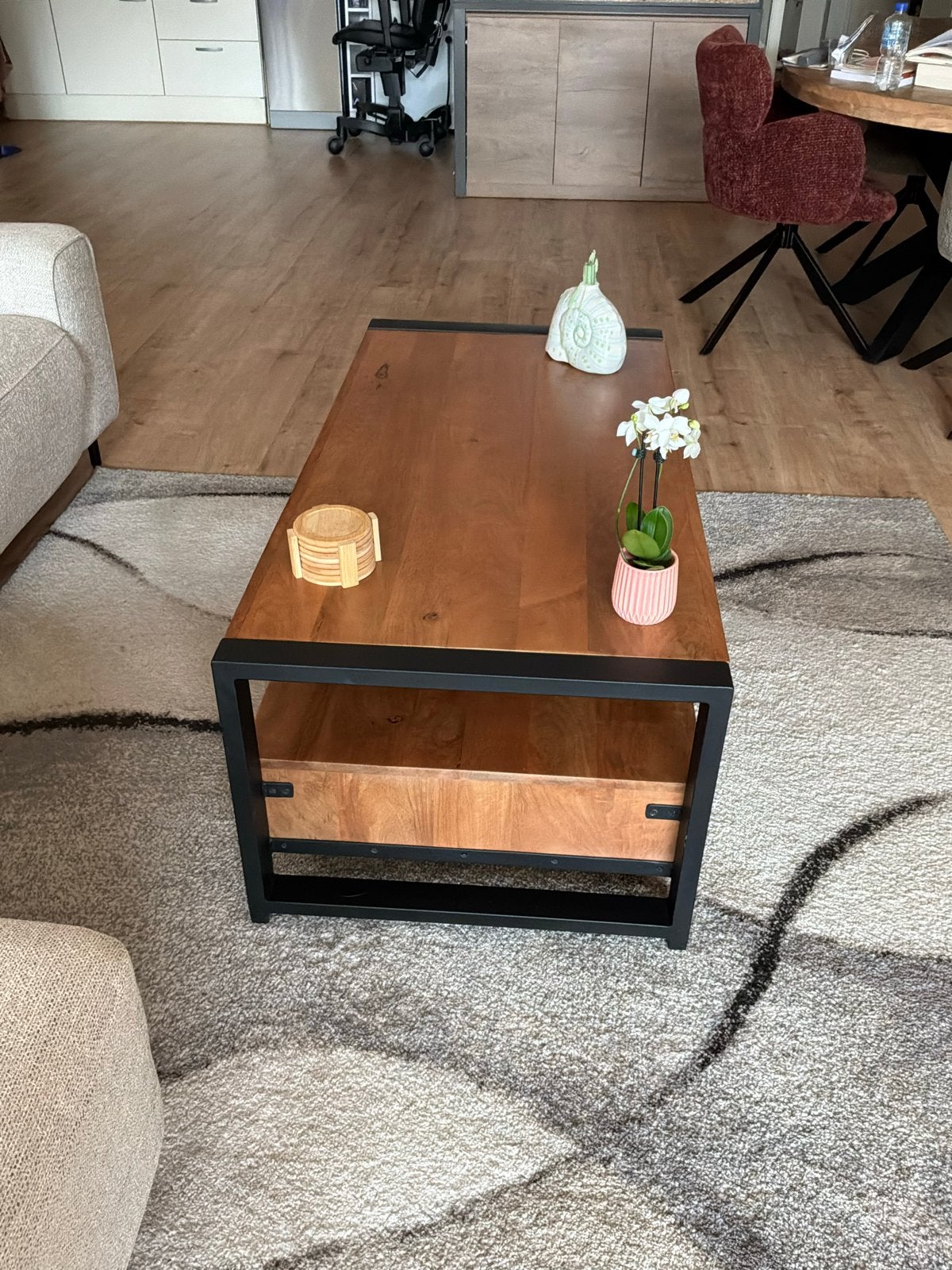 Salontafel van mangohout met metalen frame en 4 lades, Ophalen, 100 tot 150 cm, 50 tot 100 cm, Zo goed als nieuw