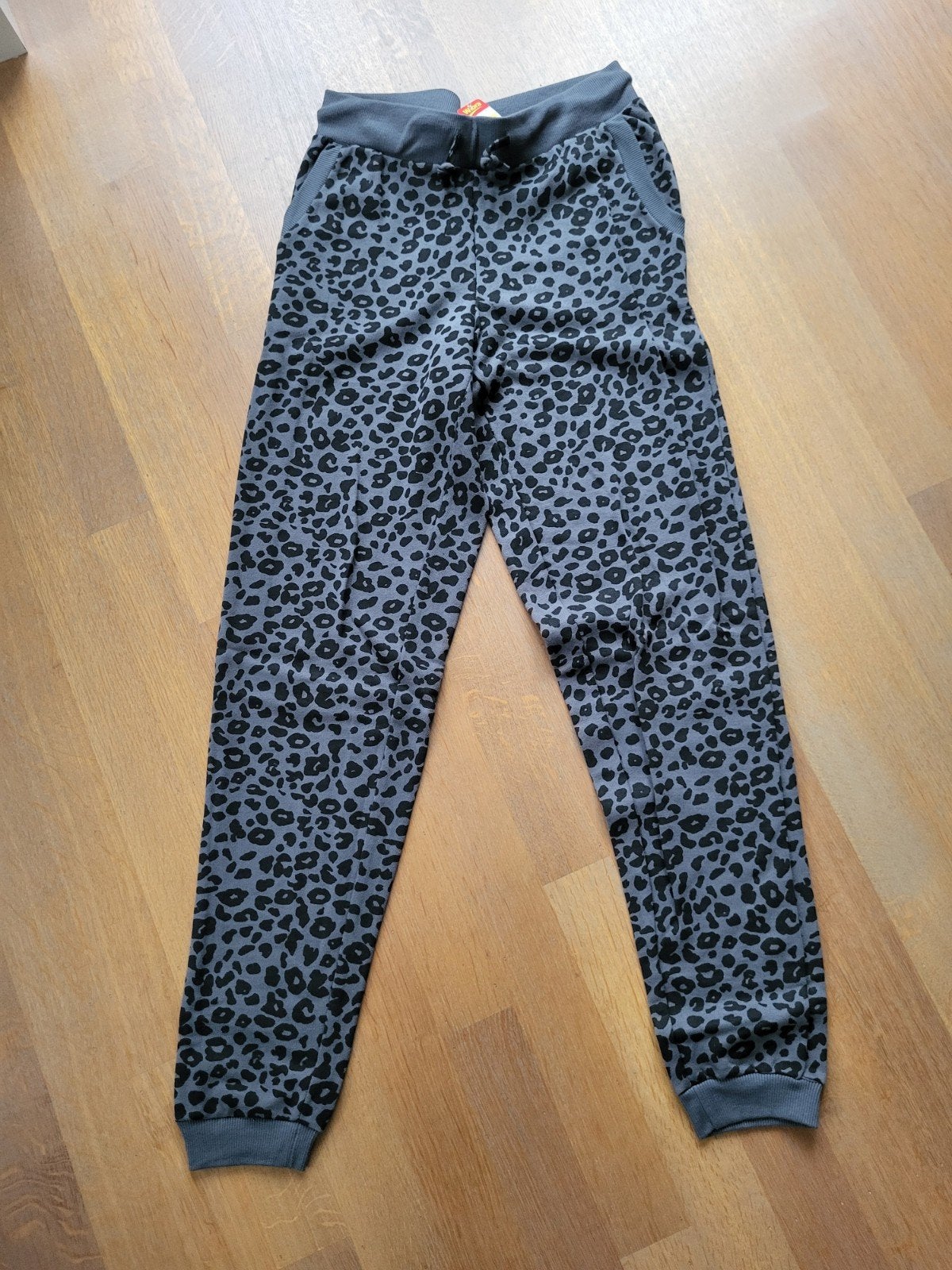 Grijze joggingbroek met panterprint maat xl nieuw met kaartj, Nieuw, Ophalen of Verzenden, Grijs, Maat 46/48 (XL) of groter