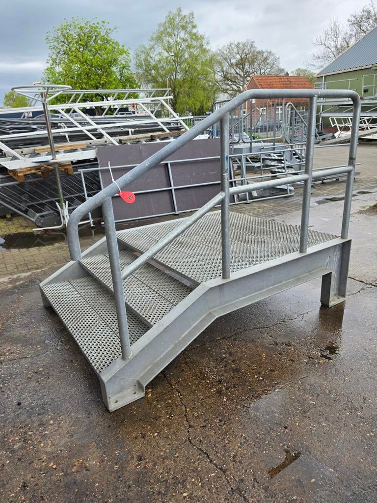Stalen trap met bordes gegalv. Hoog 0,53 mtr. Nor075, Doe-het-zelf en Verbouw, Ophalen, 2 tot 4 meter
