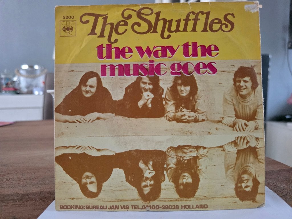 7" Single The Shuffles - The Way The Music Goes / Believe No, Gebruikt, 7 inch, Ophalen of Verzenden, Pop