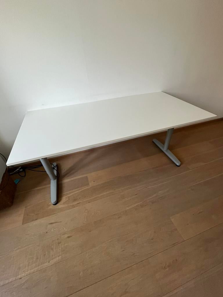 Ikea bueau verstelbaar wit / ophalen, Huis en Inrichting, Bureaus, Ophalen, 160 cm, Gebruikt, In hoogte verstelbaar