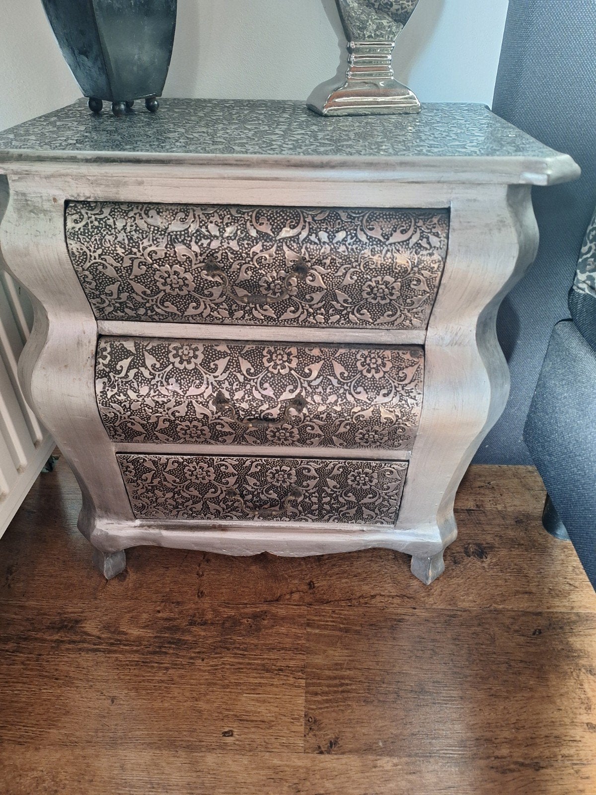 Twee barok print zilver/zwart kastjes, 3 of 4 laden, Ophalen, 25 tot 50 cm, Minder dan 100 cm
