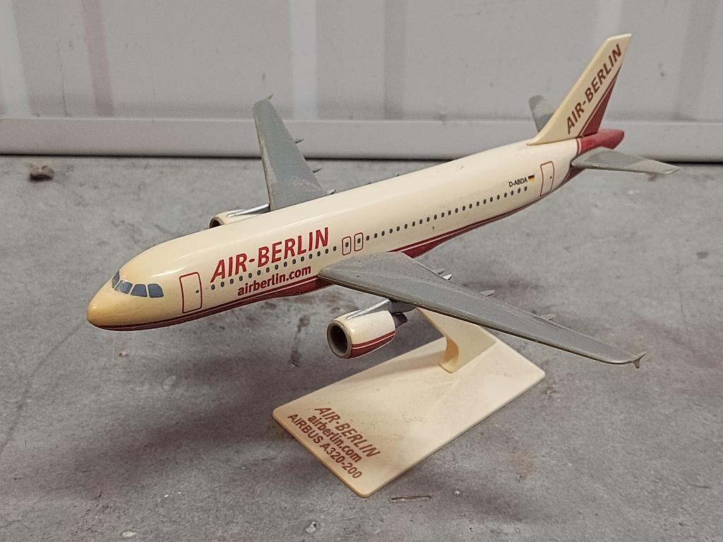 Air Berlin Airbus A320 schaalmodel, Ophalen of Verzenden, Zo goed als nieuw, Schaalmodel