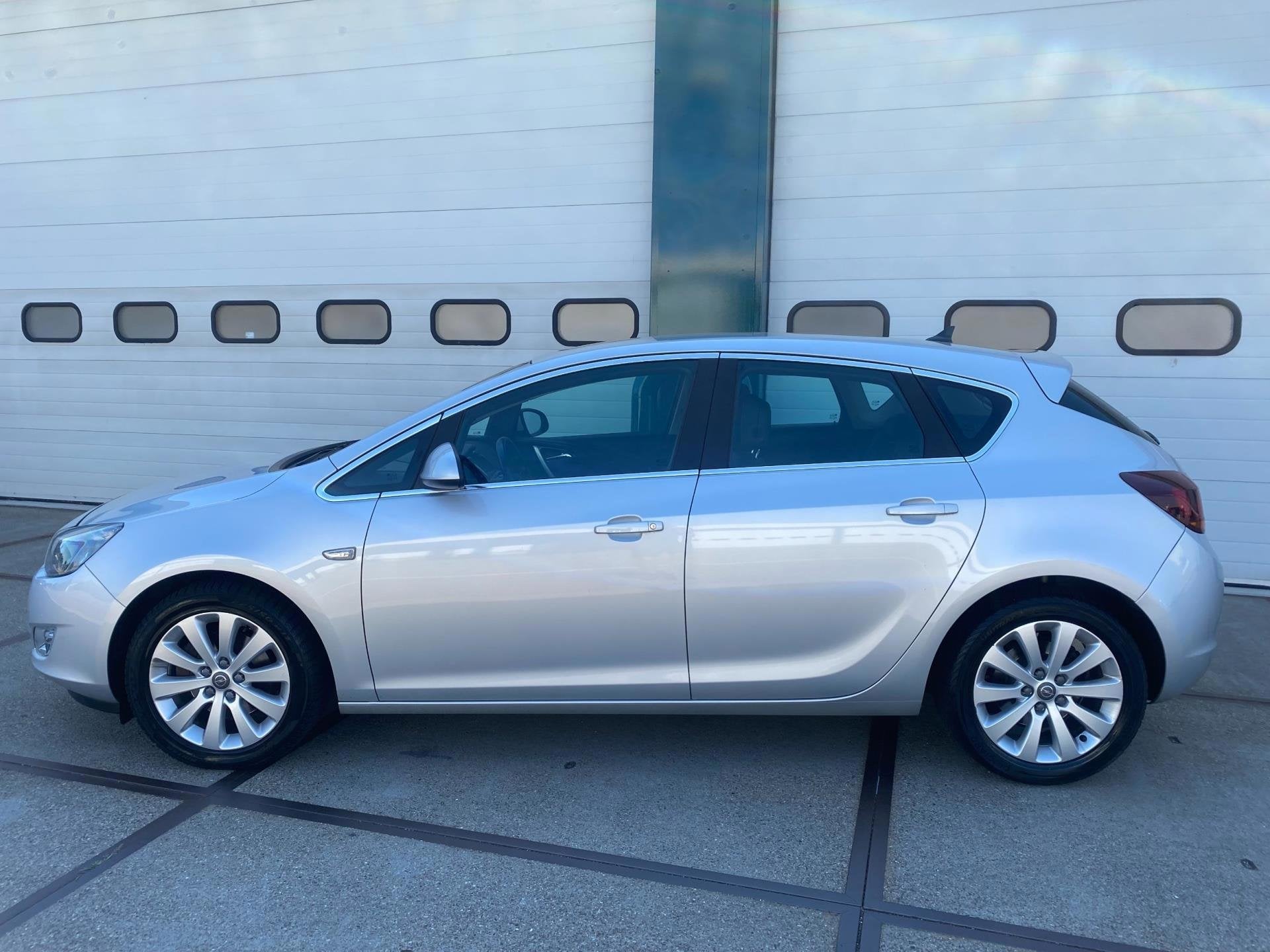 Opel Astra 1.7 CDTi S/S Cosmo, Auto's, Voorwielaandrijving, 730 kg, Gebruikt, Zwart